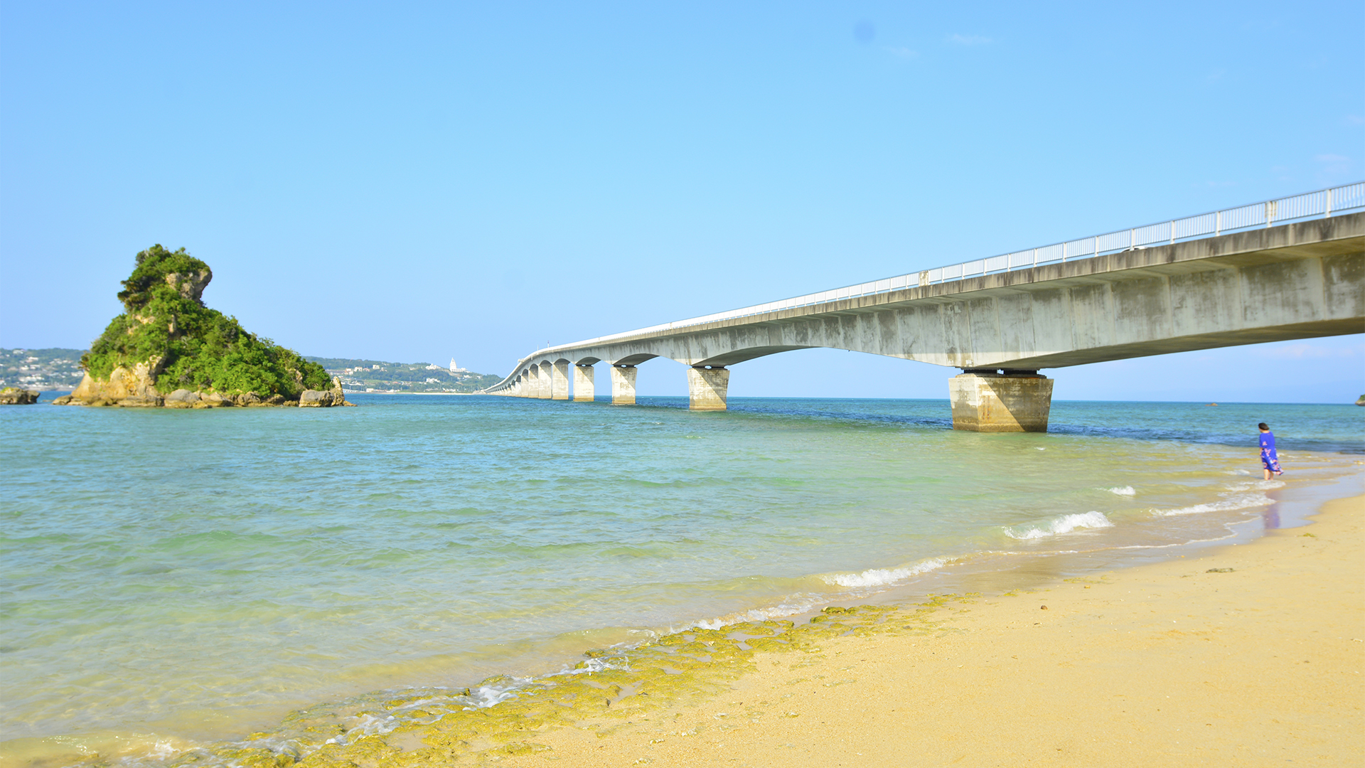 沖縄の恋のシマ古宇利島エメラルドグリーンの海を、走る