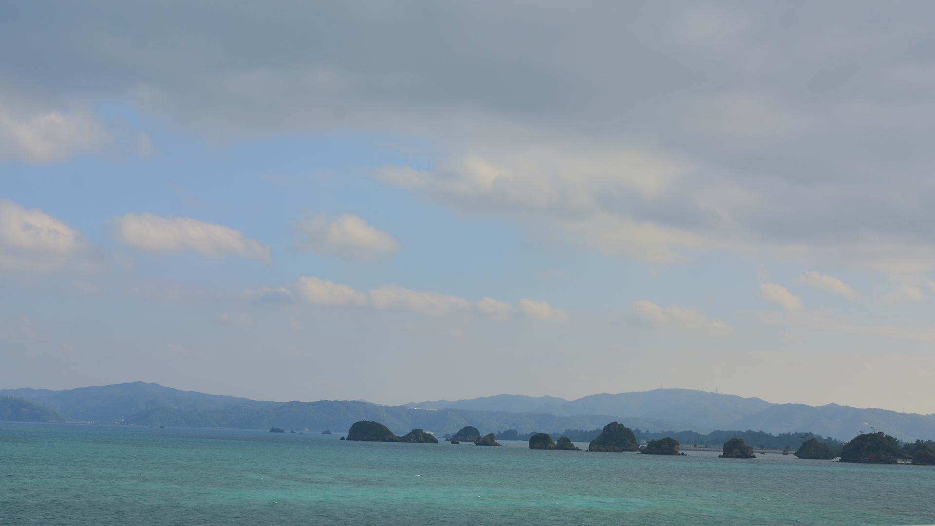 沖縄の恋のシマ古宇利島エメラルドグリーンの海を、走る