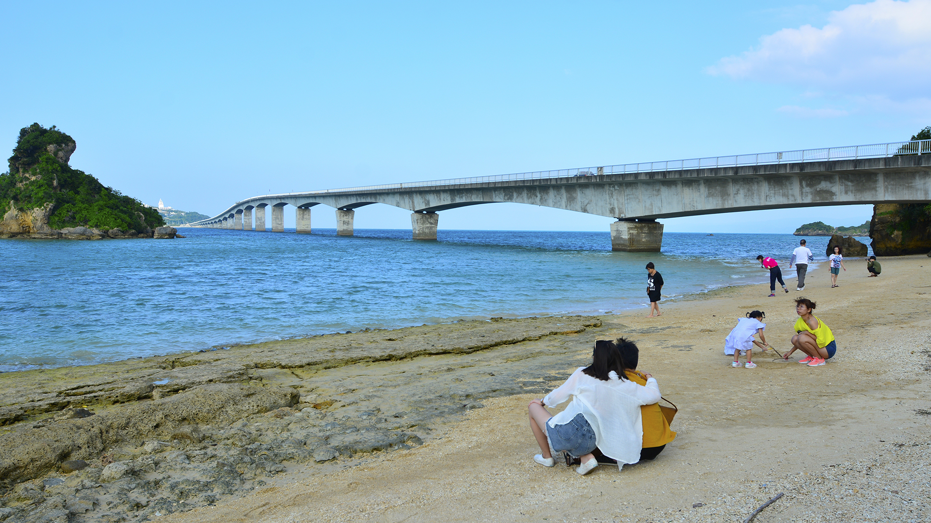 沖縄の恋のシマ古宇利島エメラルドグリーンの海を、走る