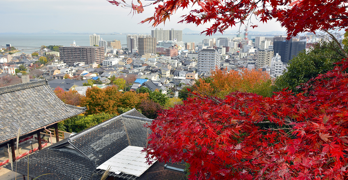 琵琶湖半の高台に建つ古刹三井寺、紅葉絶景＠滋賀県大津市