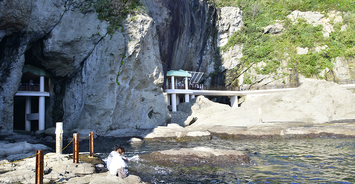 江の島岩屋にある稚児ヶ淵