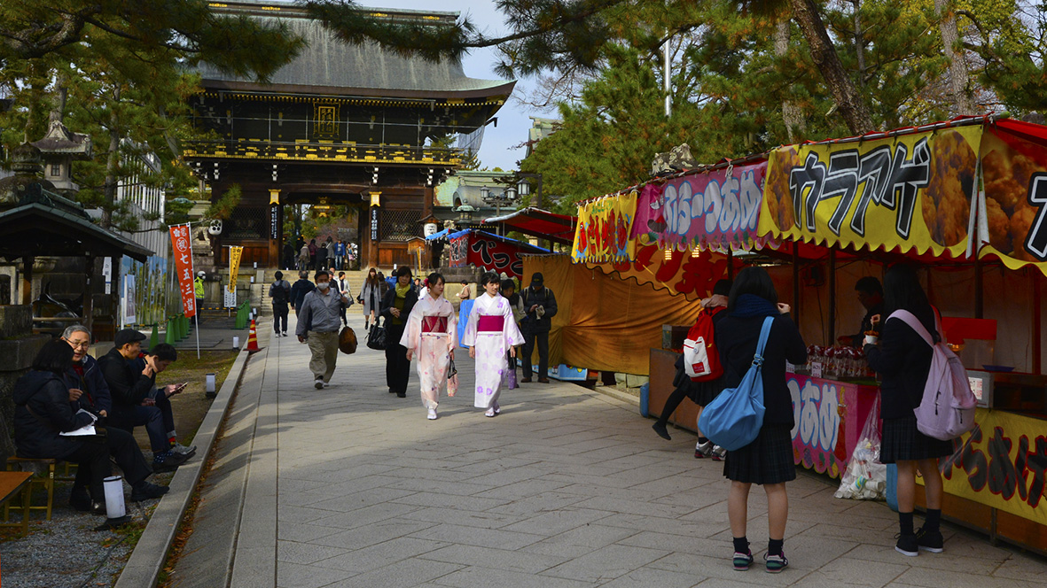 紅葉の錦 神の随に。京都北野天満宮は紅葉の隠れた名所