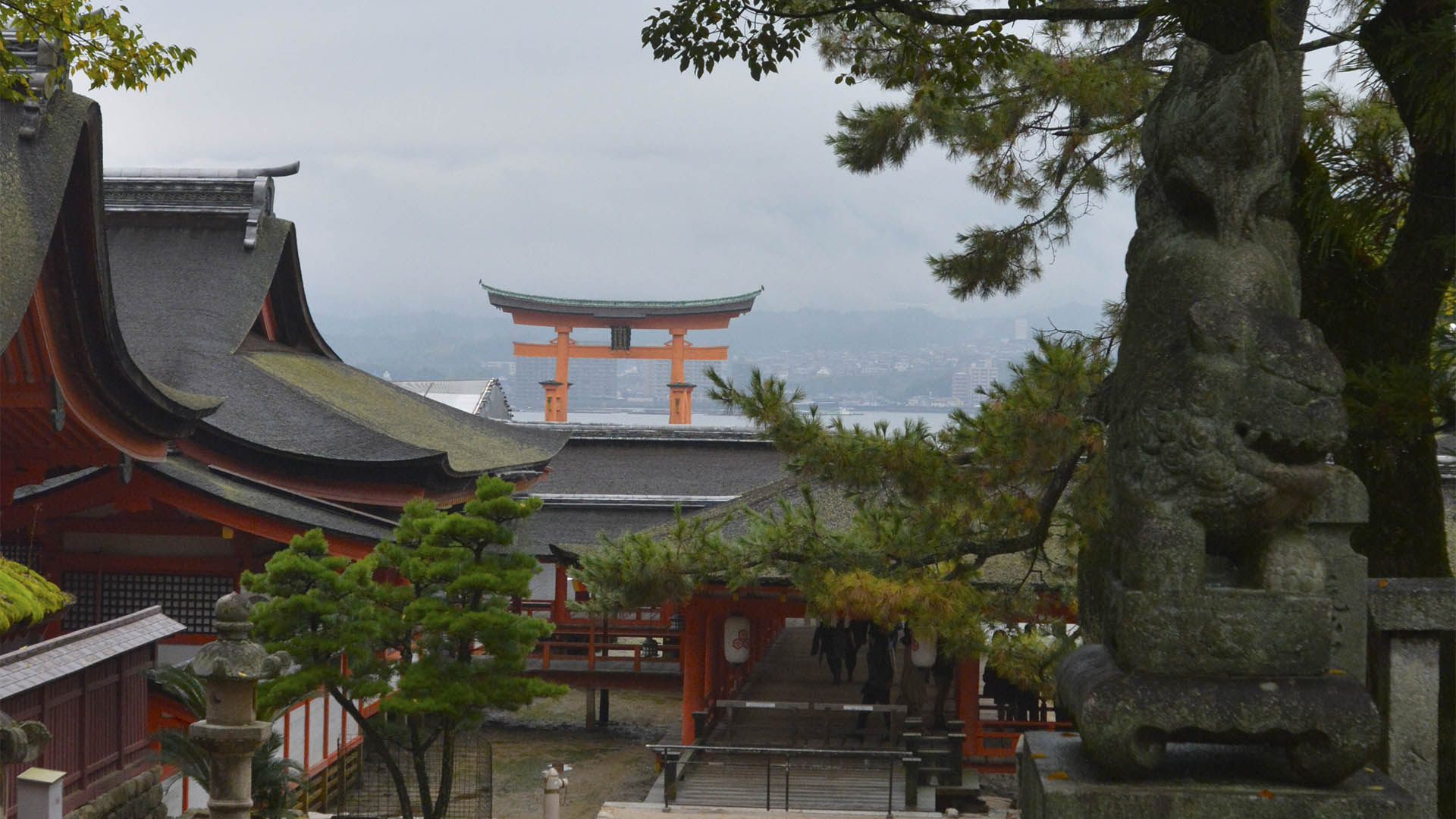 朱の大鳥居発願者は平清盛。