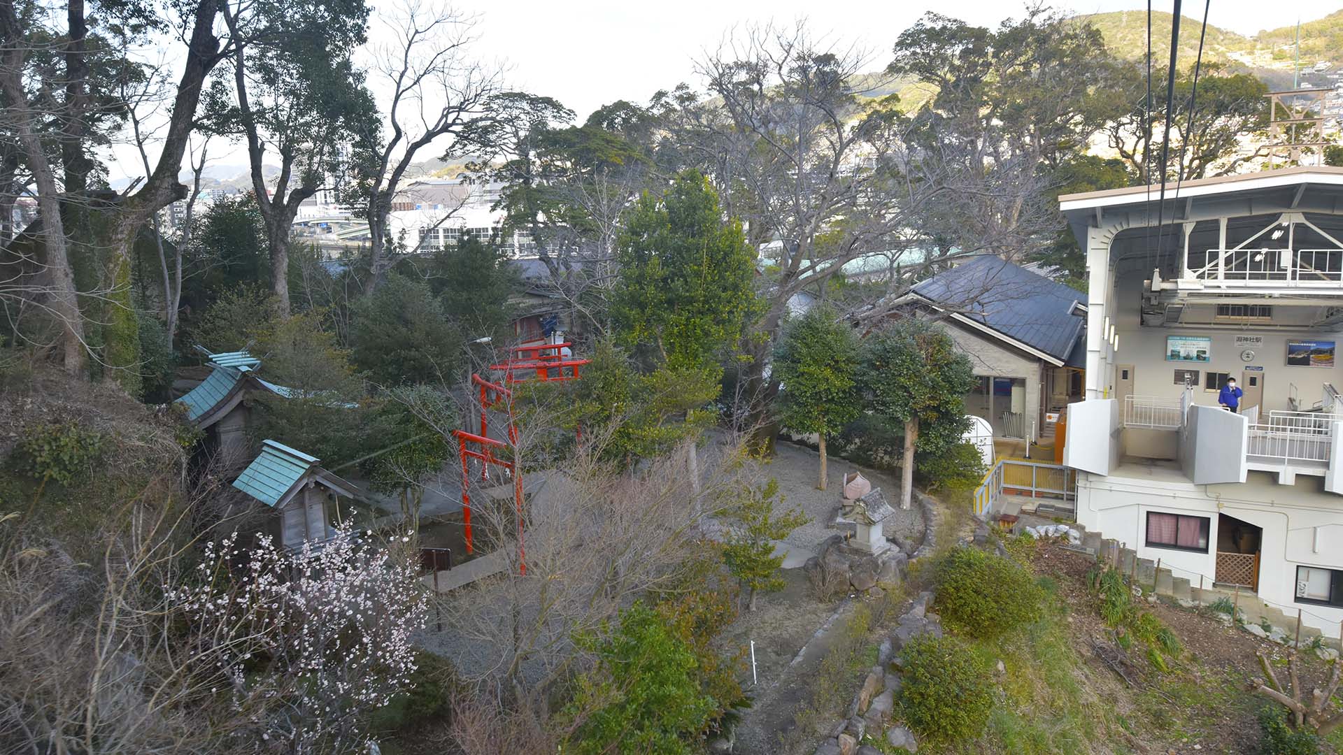 駅が境内にある珍しい淵神社は福山雅治さんの聖地