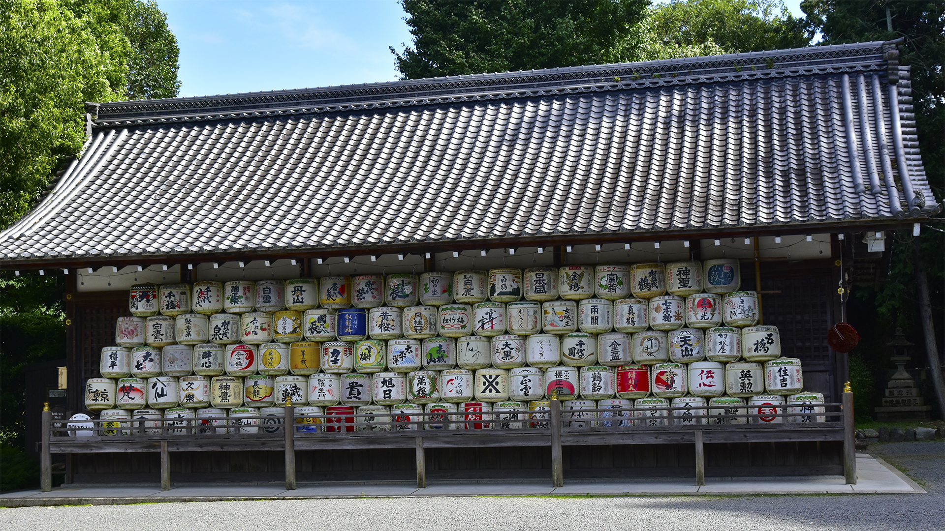 奉納された多くの酒樽