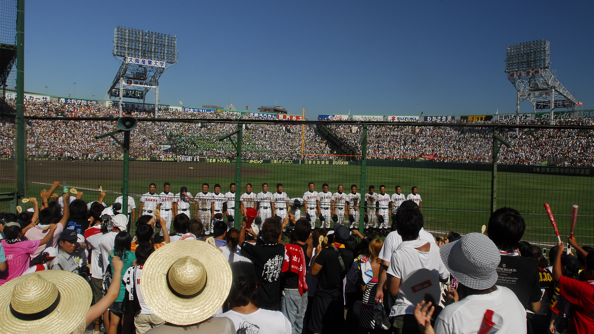 夏の甲子園アルプススタンドで