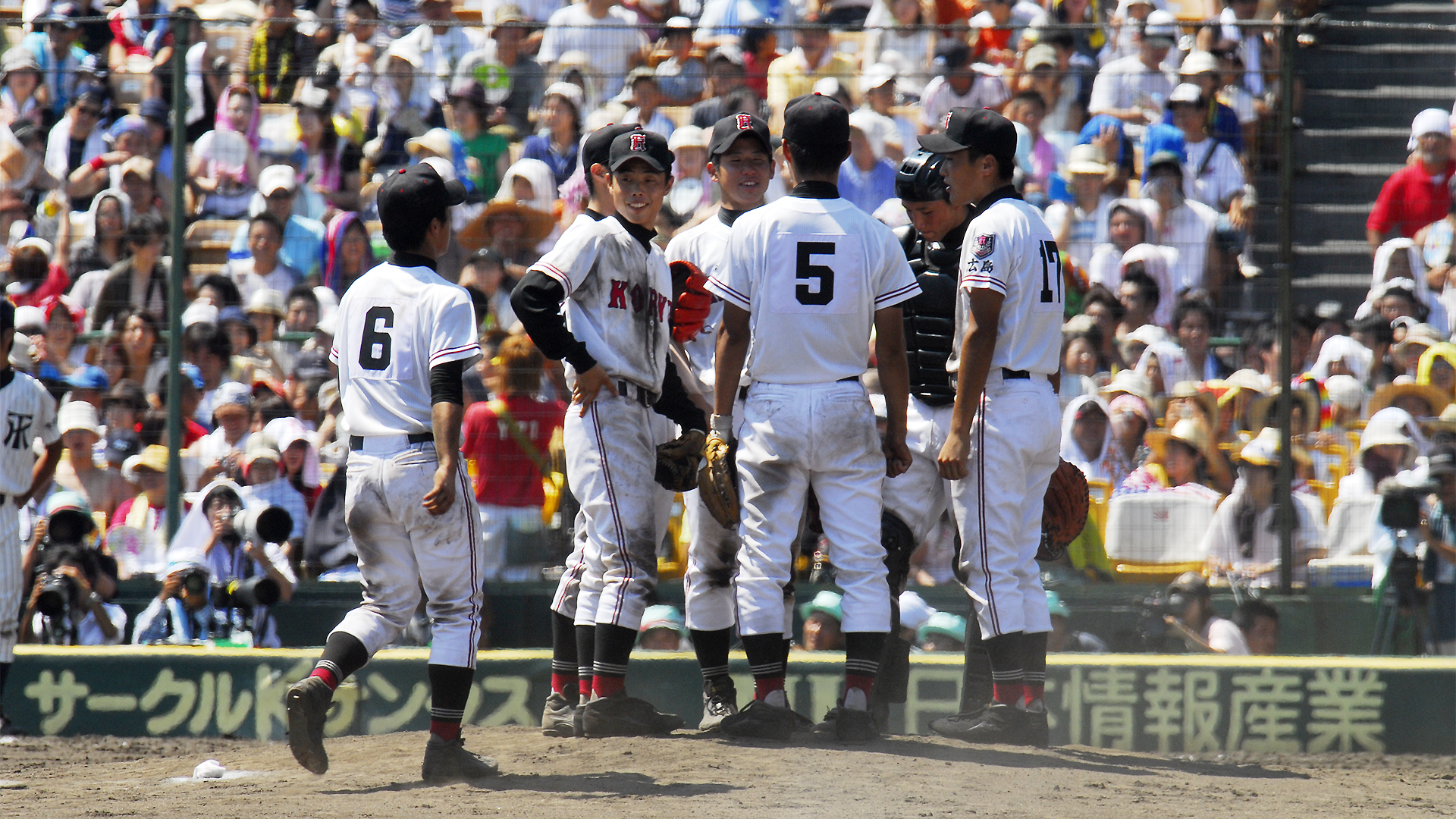 夏の甲子園、マウンドへ集まる球児たち