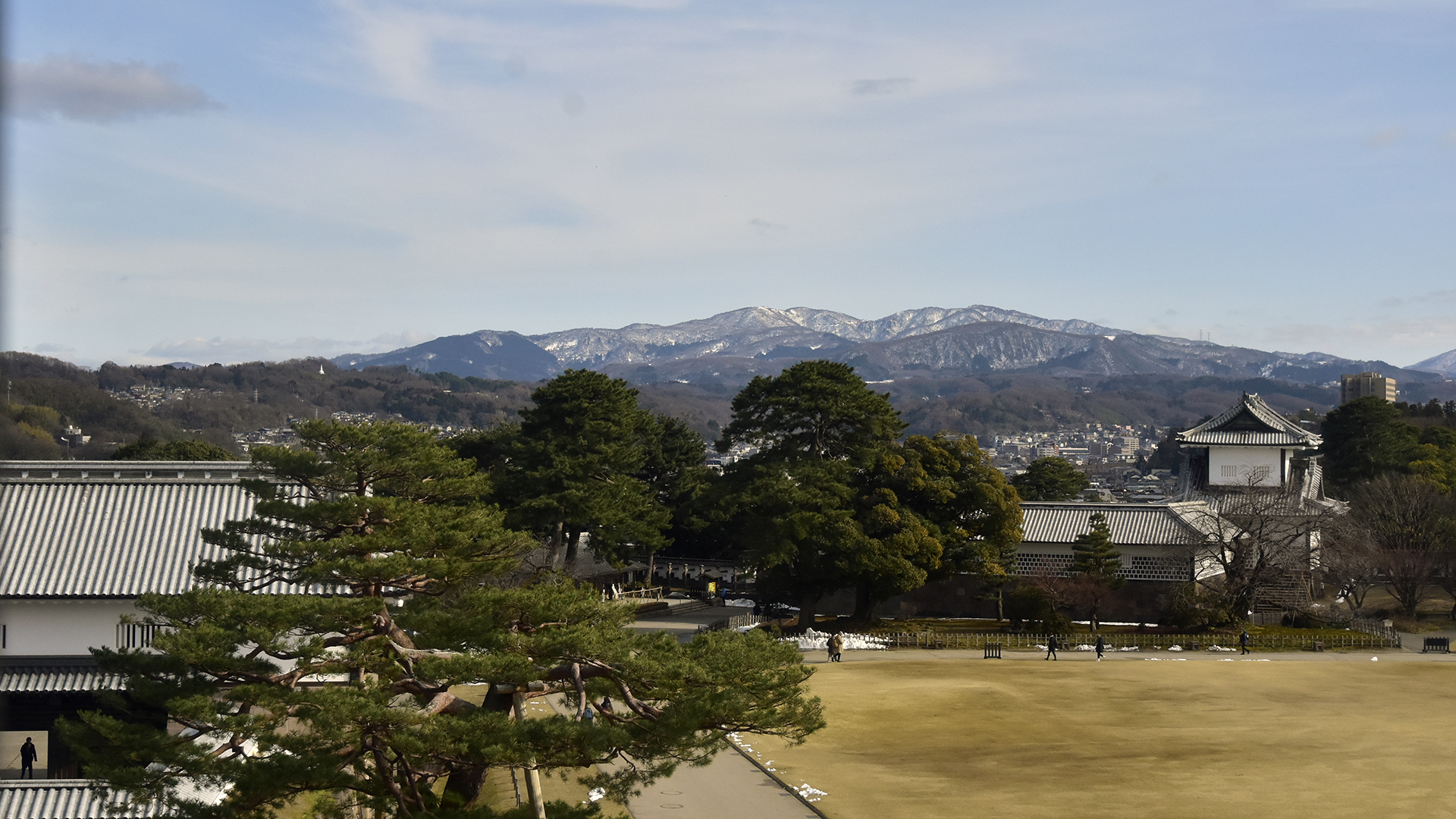 お城から河北門、医王山、戸室山を望む