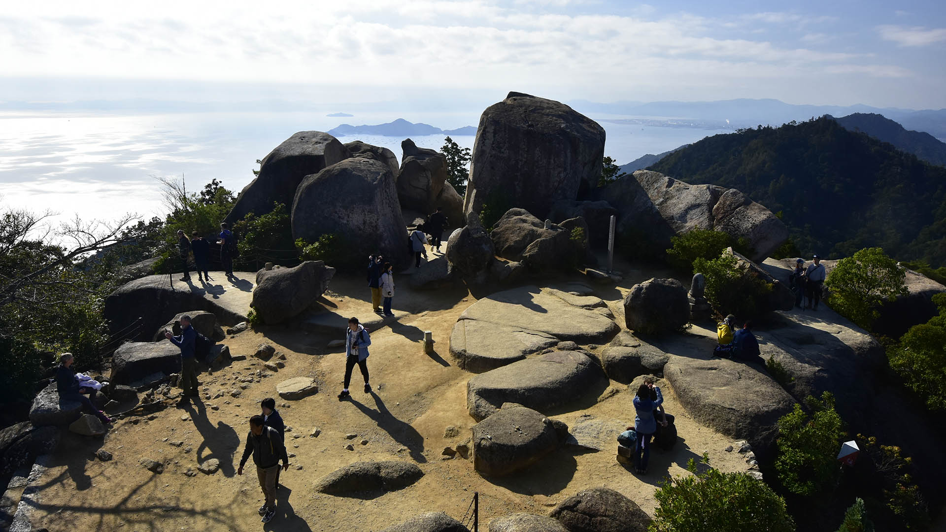 世界遺産嚴島神社の背後にそびえるご神体・弥山