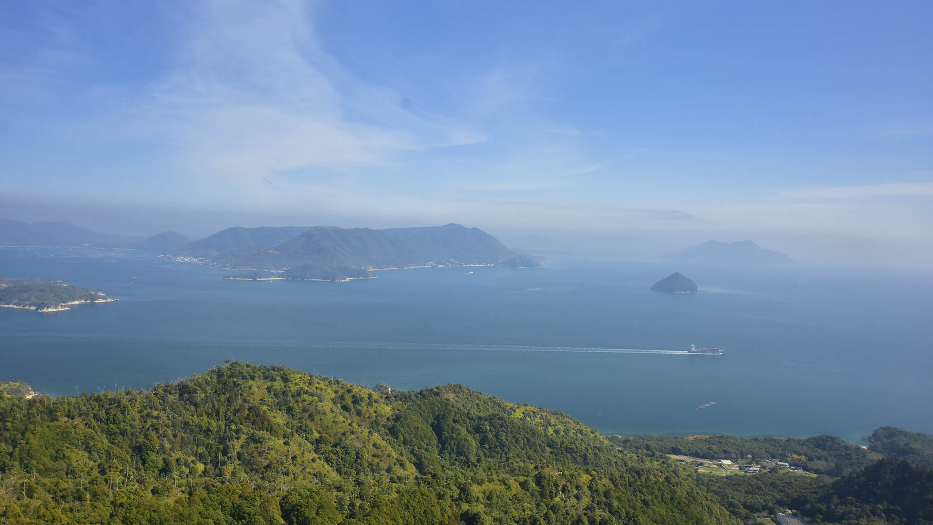 世界遺産嚴島神社の背後にそびえるご神体・弥山