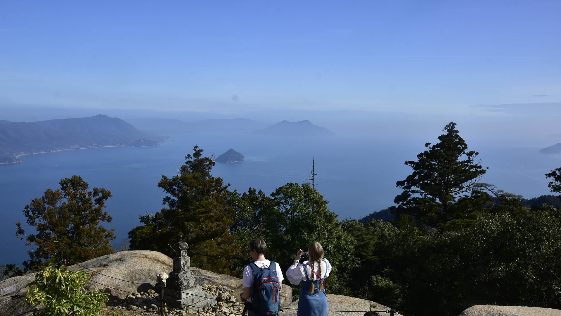 世界遺産嚴島神社の背後にそびえるご神体・弥山