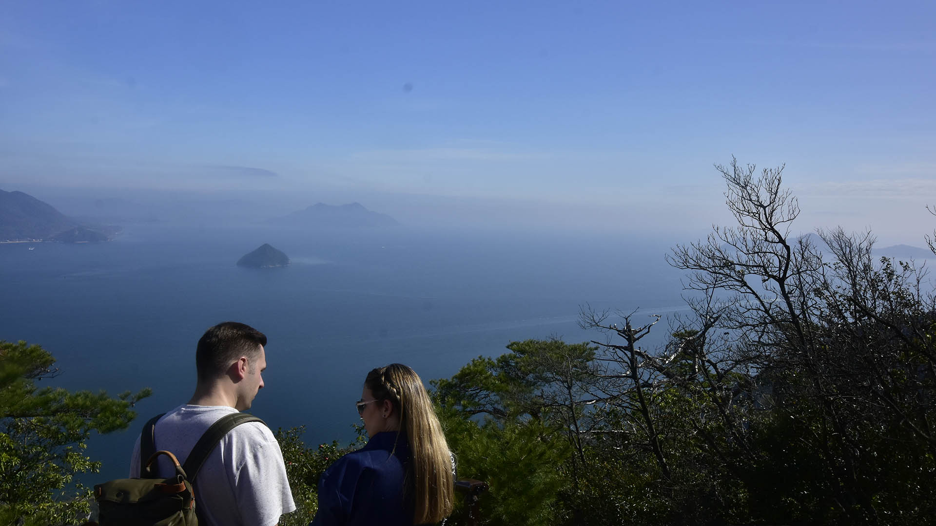 世界遺産嚴島神社の背後にそびえるご神体・弥山