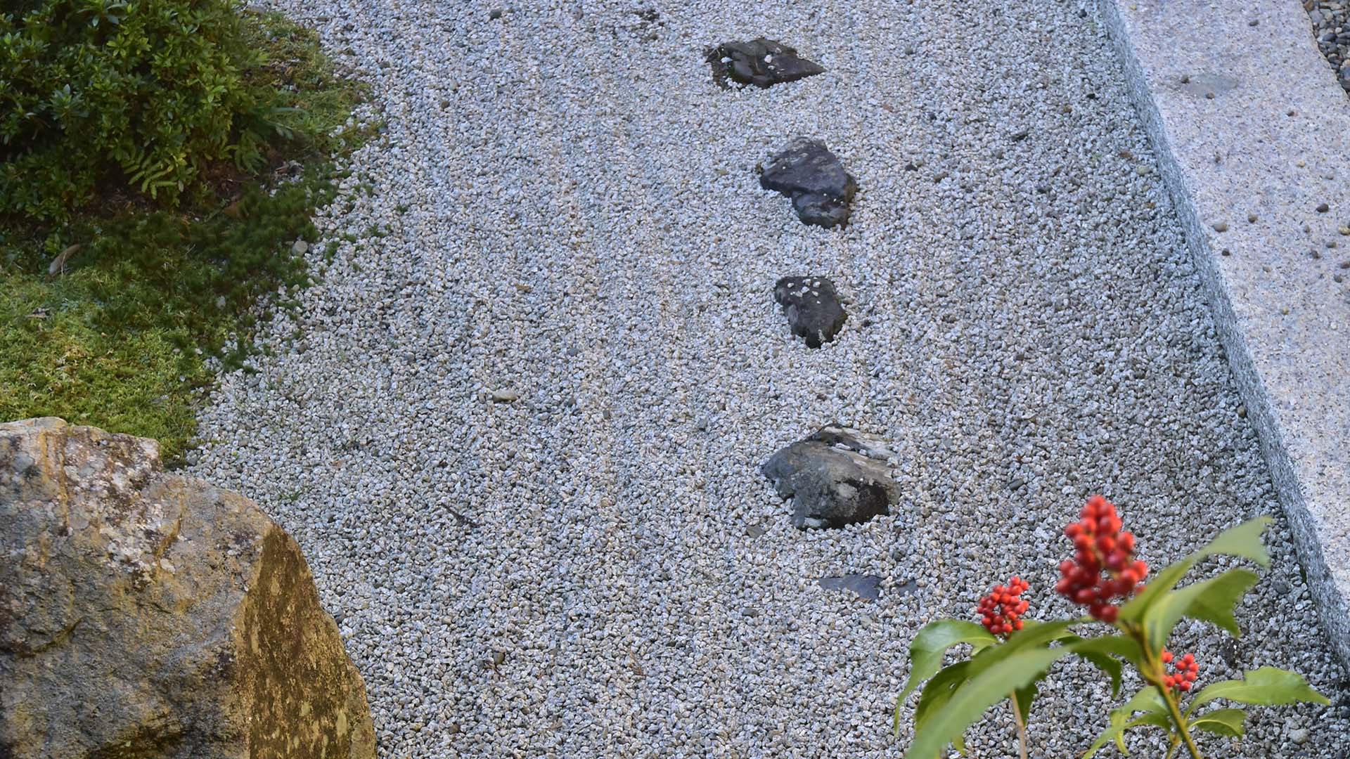 紅葉の名所、琵琶湖の西教寺