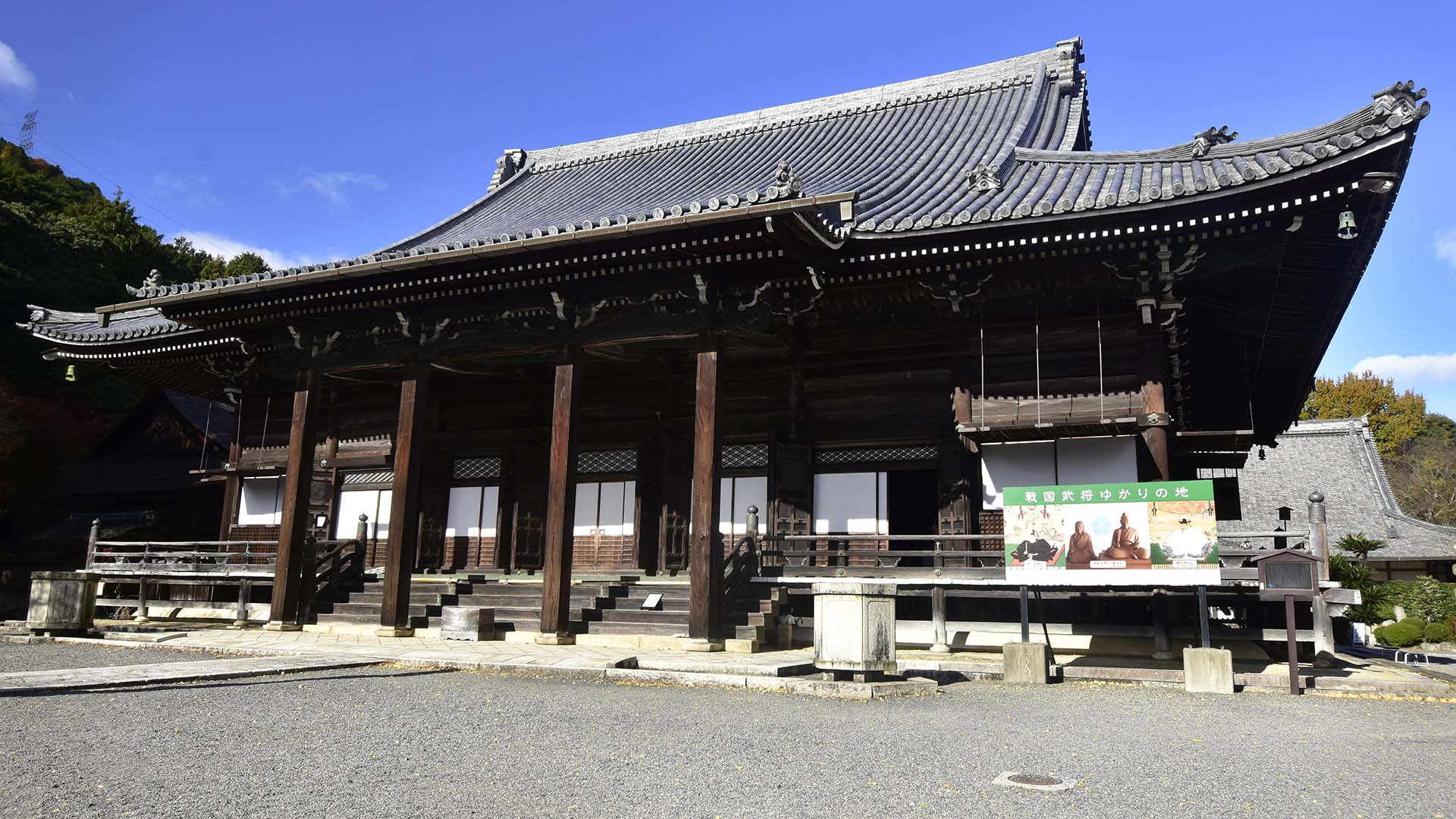 紅葉の名所、琵琶湖の西教寺