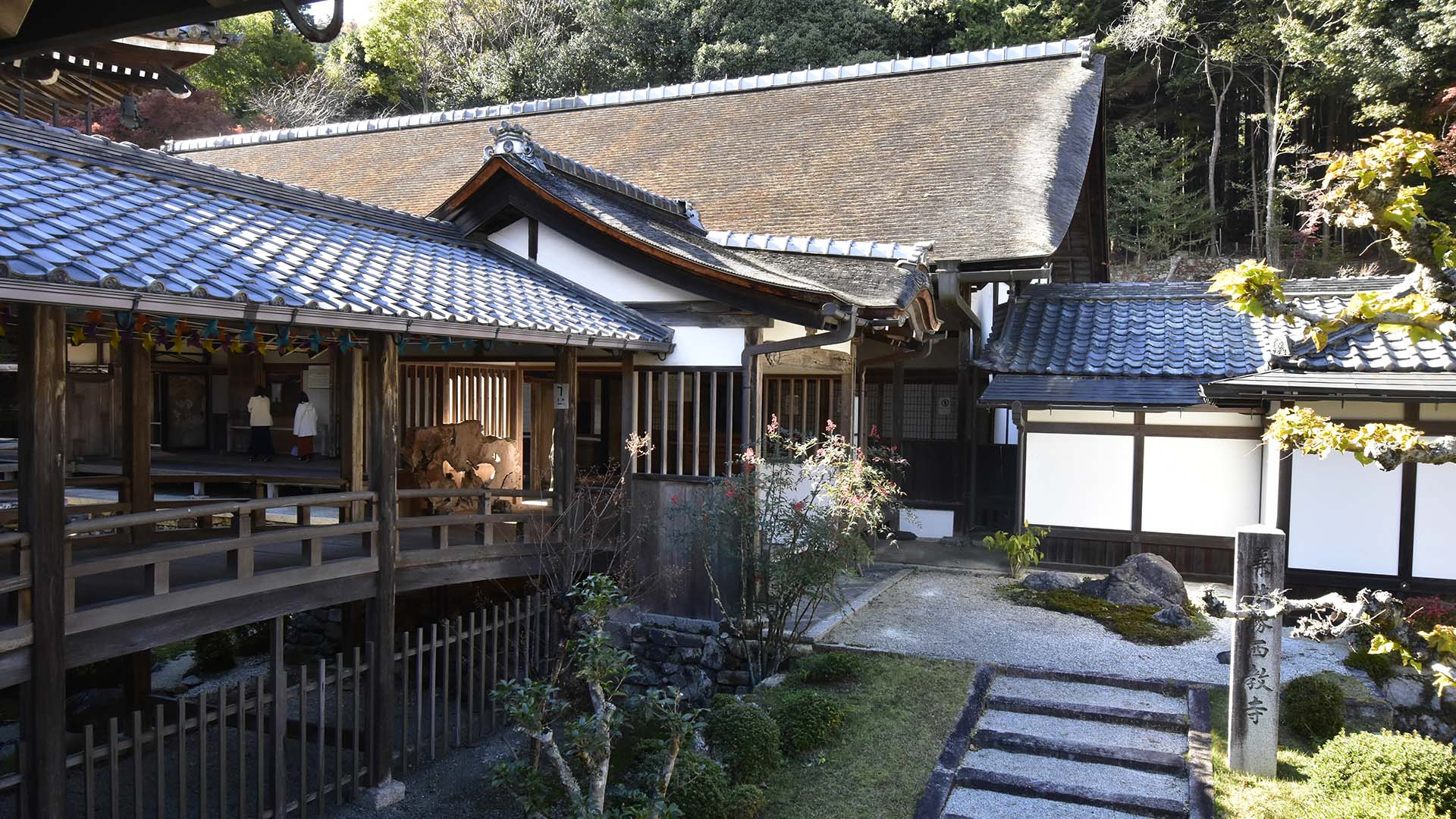 紅葉の名所、琵琶湖の西教寺