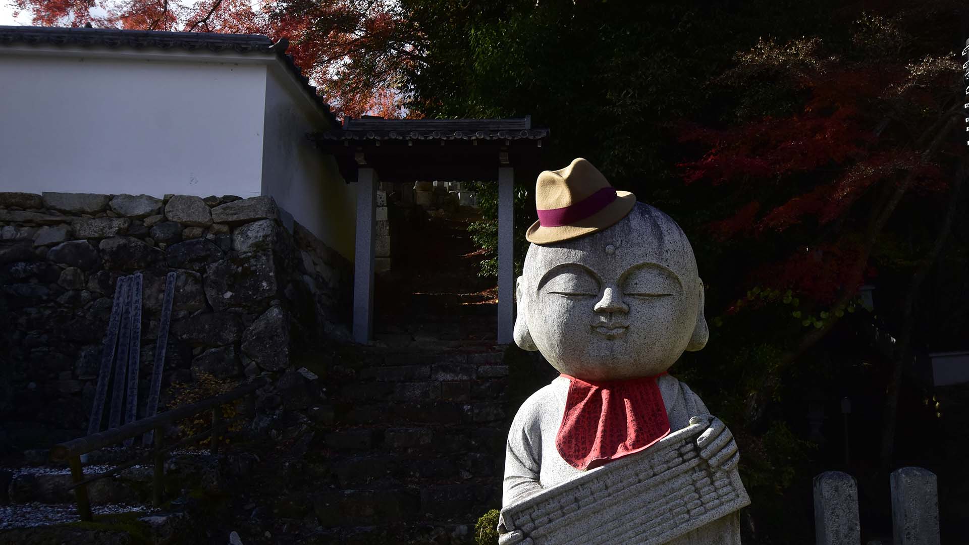 紅葉の名所、琵琶湖の西教寺