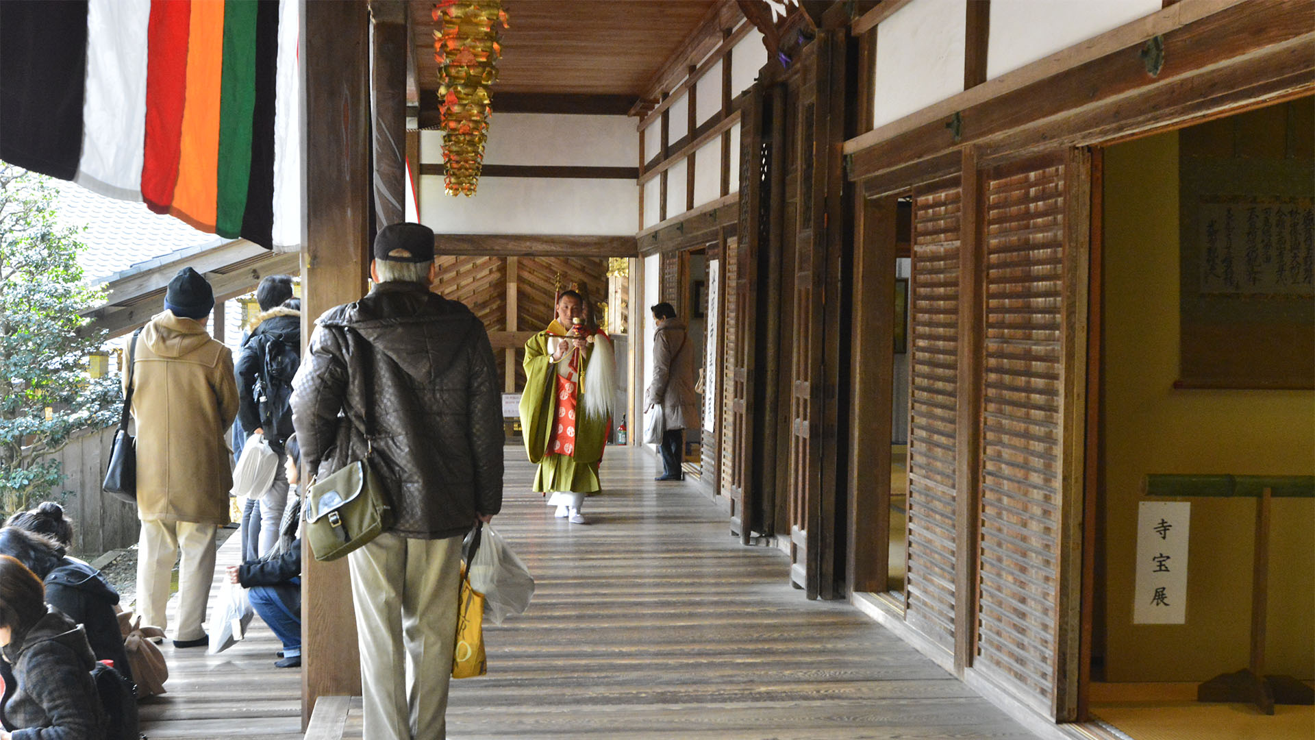 もみじのトンネルが美しい長岡京光明寺