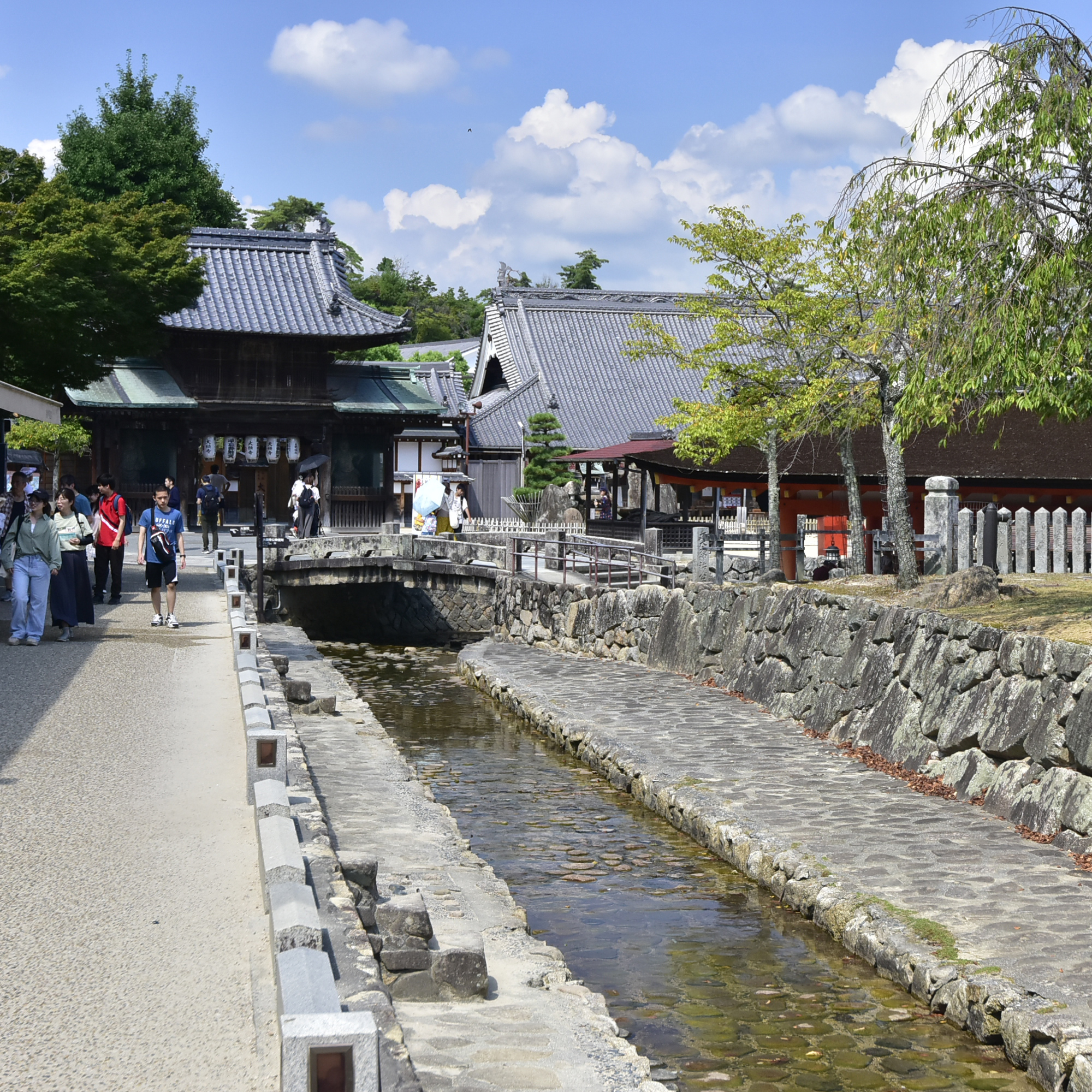 遊びをせんとや生れけむ 厳島清盛神社