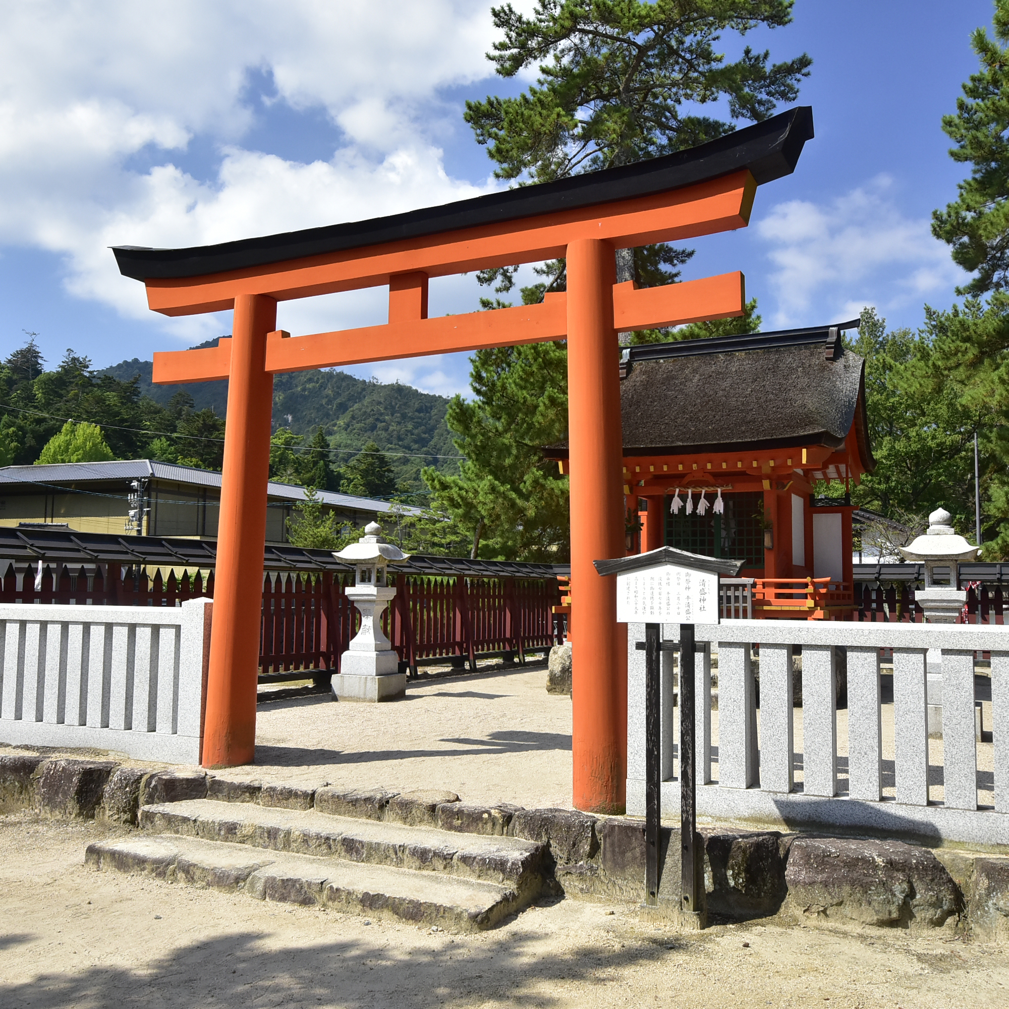 遊びをせんとや生れけむ 厳島清盛神社